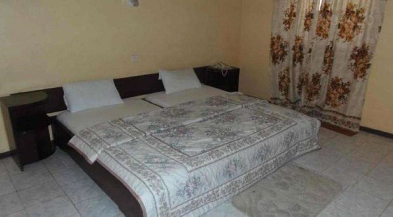 Global Summer Hotel Accra Extérieur photo